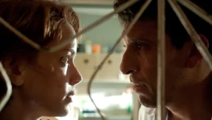 O Lobo Atrás da Porta (2013) - Veja Um Bom Filme