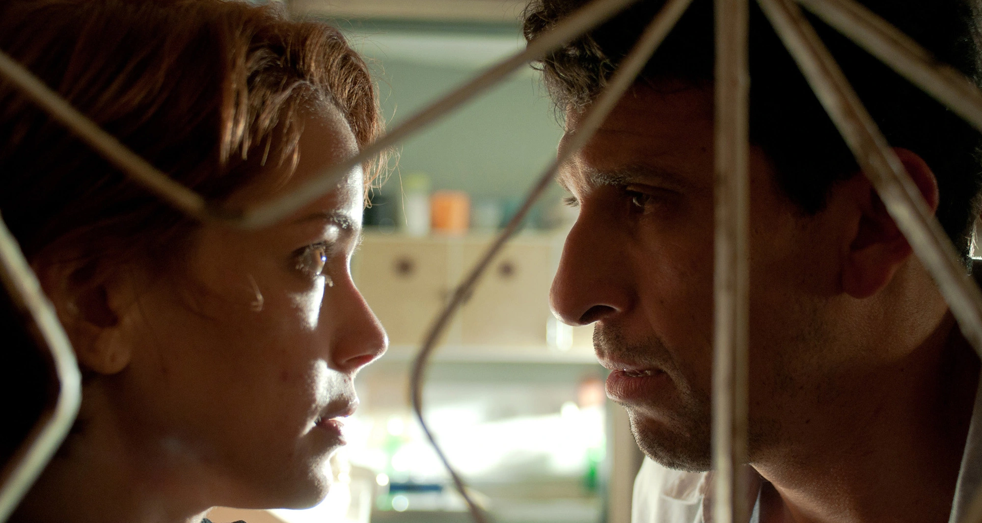 O Lobo Atrás da Porta (2013) - Veja Um Bom Filme